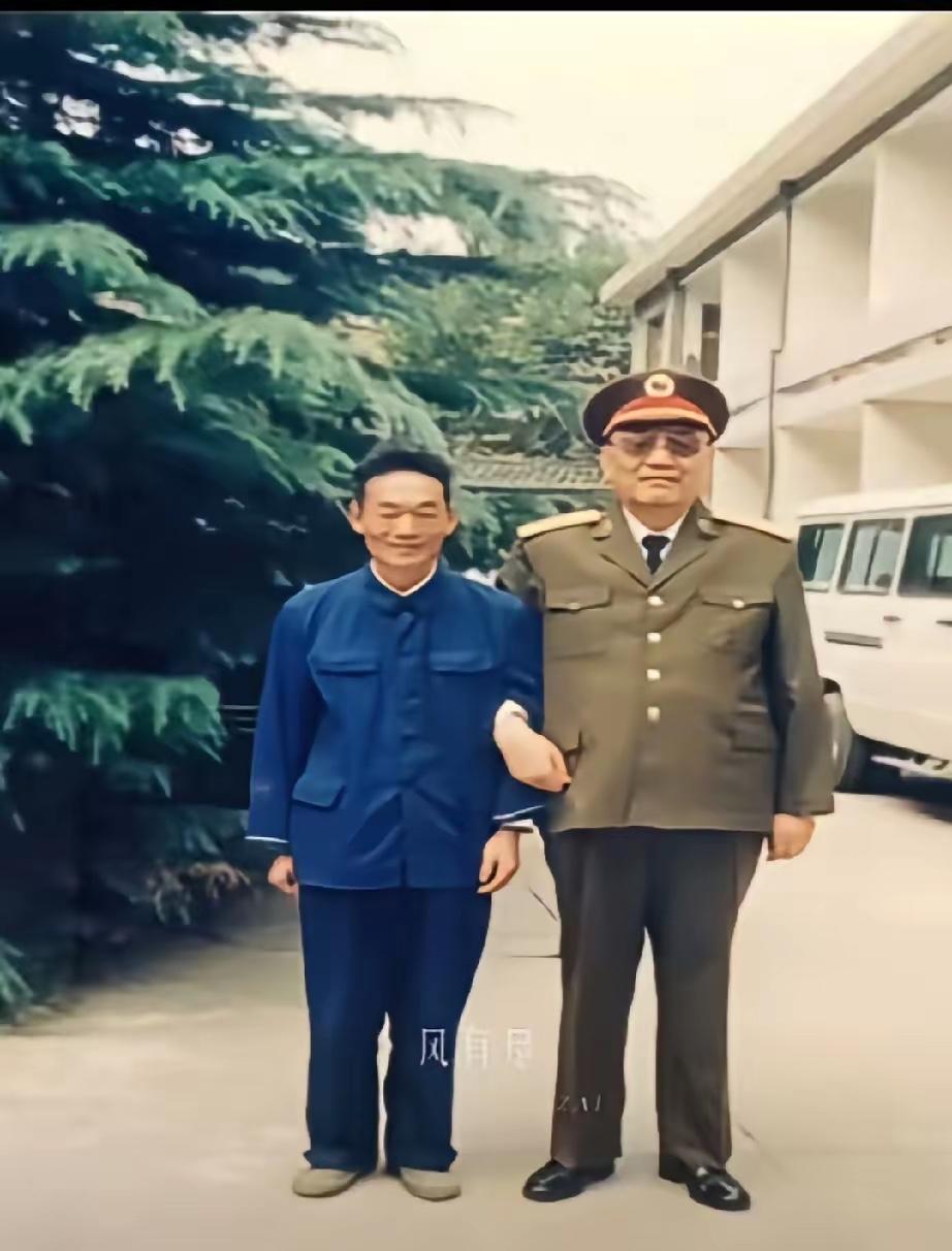 1992年，河南新县的一个小院里，尤太忠上将与许光留下了这张难得的合影。二人都是