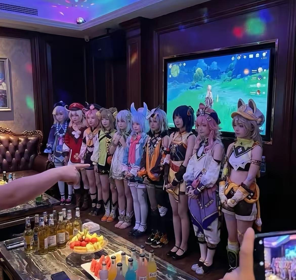 现在ktv都那么卷吗？竟然玩起了二次元了。