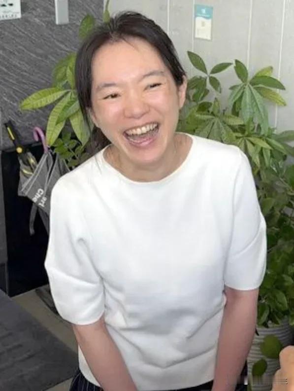 陈水扁女儿陈幸妤今天面对媒体采访时一改连续几日愁眉不展的模样，笑的非常开心。陈幸