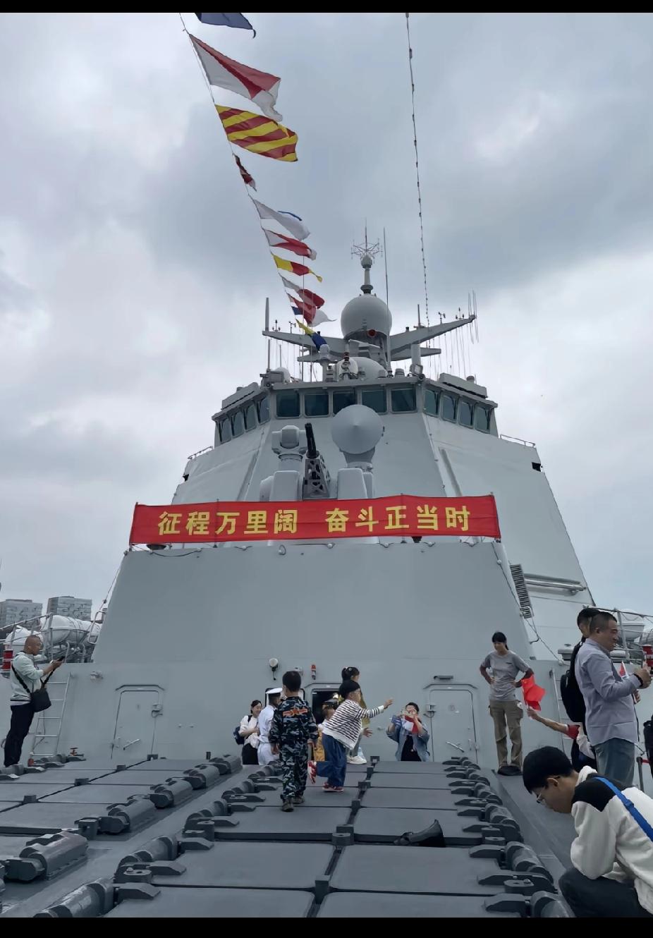 今天带着孩子去看，一个水兵笑呵呵的一直自言自语：小祖宗门，轻点，我还得擦啊。