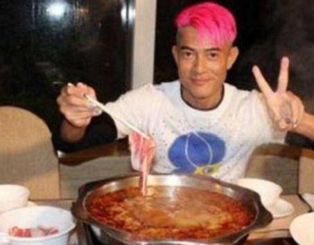 郭富城发色再多，都不如他顶着黑发好看，黄种人黑发是绝配。