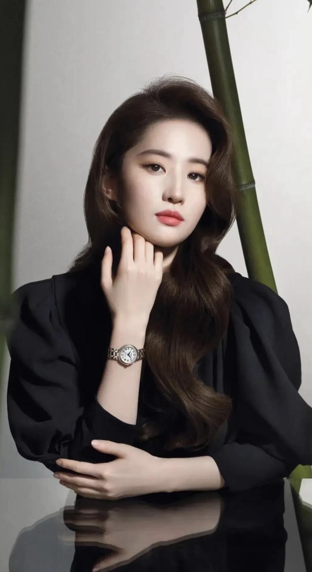 精致漂亮，实力派明星，喜欢你演的剧[赞]一张善良可爱的脸，那么优秀有内涵的演员