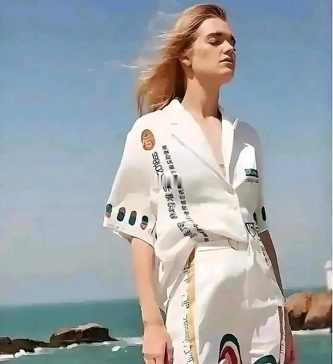 但凡多认识两个汉字，就不会出这糗了，尴尬了吧!