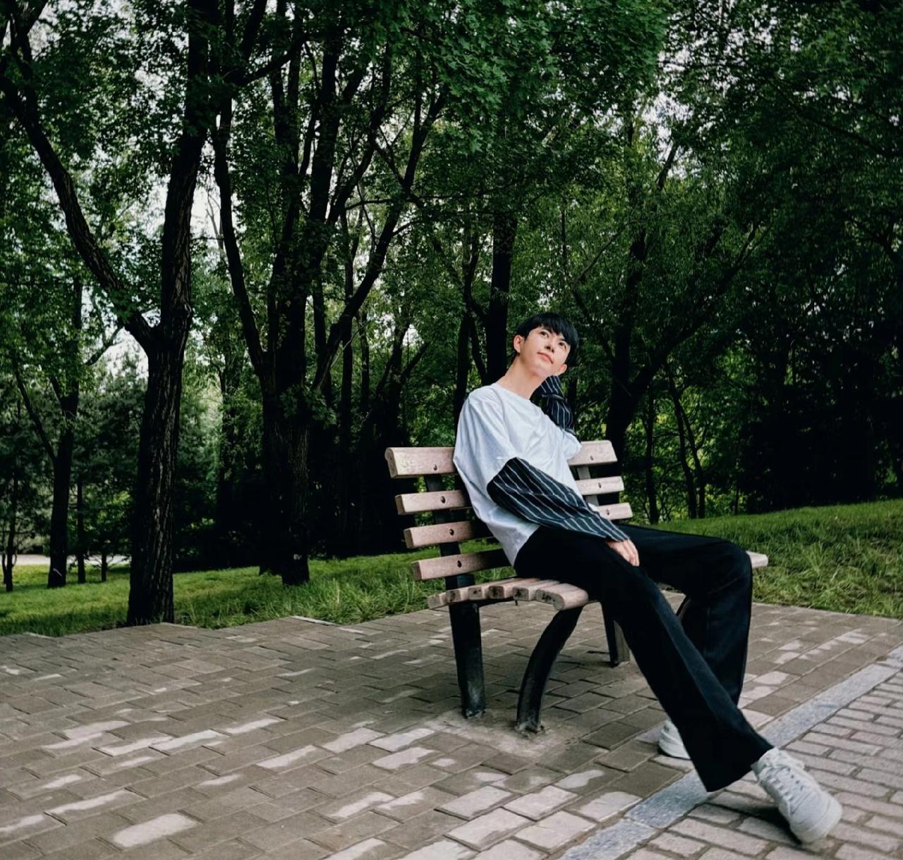 于朦胧这个名字是真名，他妈妈给他起的，因为妈妈喜欢琼瑶剧，琼瑶有一本书叫《月朦胧