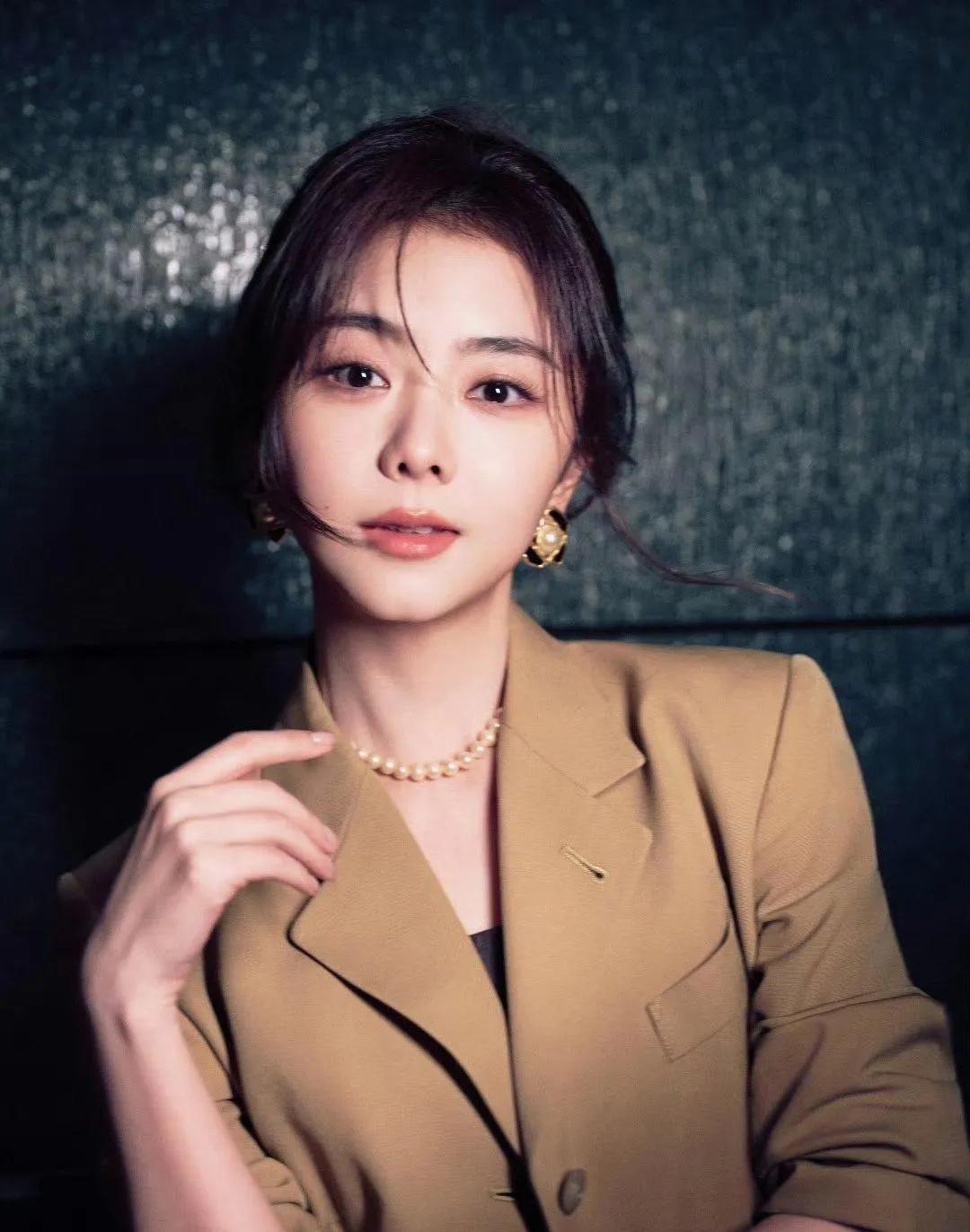 谭松韵这套穿搭我直接抄作业！姜黄色西装不挑皮还显白，高腰裤秒变长腿精，日常通勤