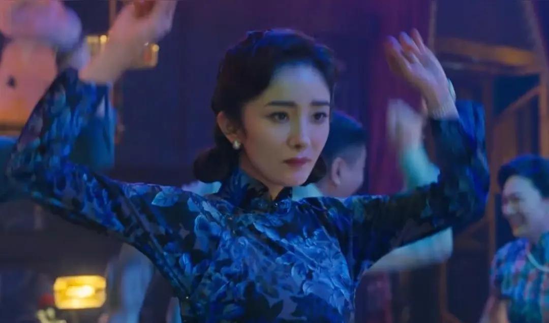 “她居然能把舞蹈跳成‘油腻’？这钱花的太不值了！”杨幂新剧里的浮夸舞步，连