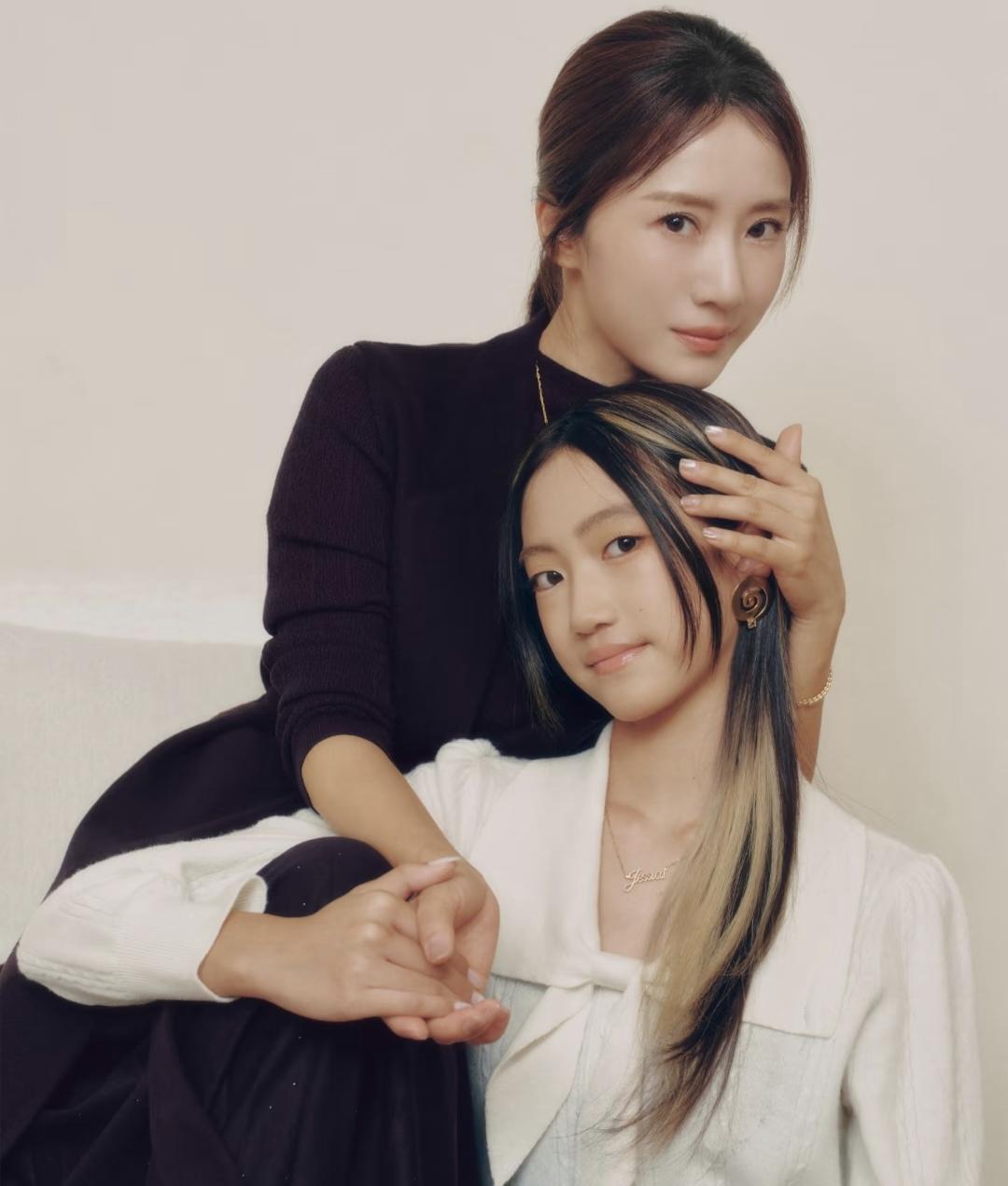 41岁李念与14岁女儿卡卡拍了一组母女照，母女二人各自美丽！李念蜗居海