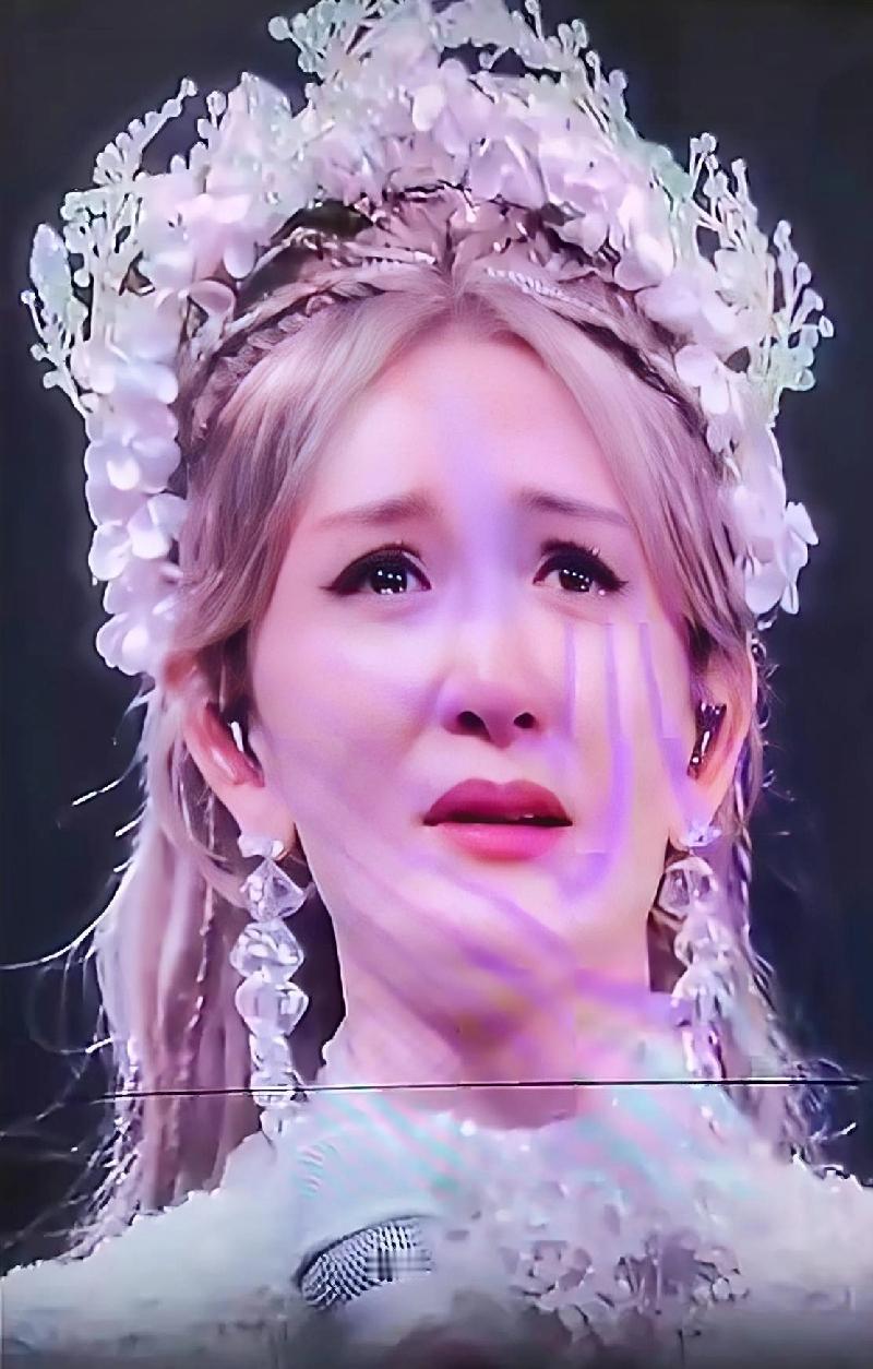 谢娜的演唱会堪称湖南卫视大型见面会，不管谢娜唱的怎么样，这人缘是真不错！何炅先