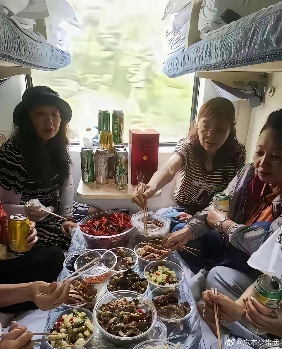 一群大妈在火车上吃吃喝喝这样好吗？也不怕影响别人。