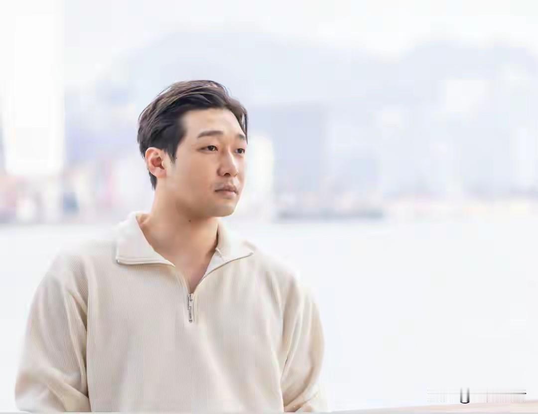 想不到前不久香港被黑帮围殴致死的年轻男子竟是商界精英，年收入过亿。早晨起来刷