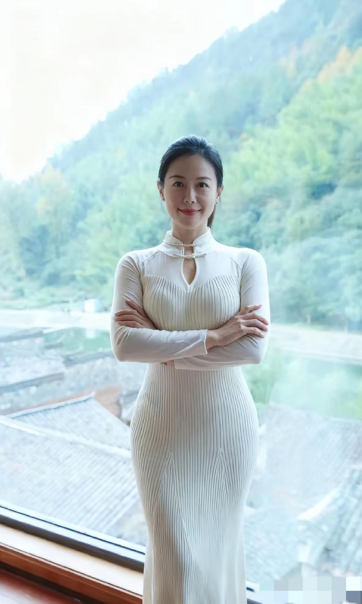 绿水青山带笑颜，白裙佳人乐开怀！