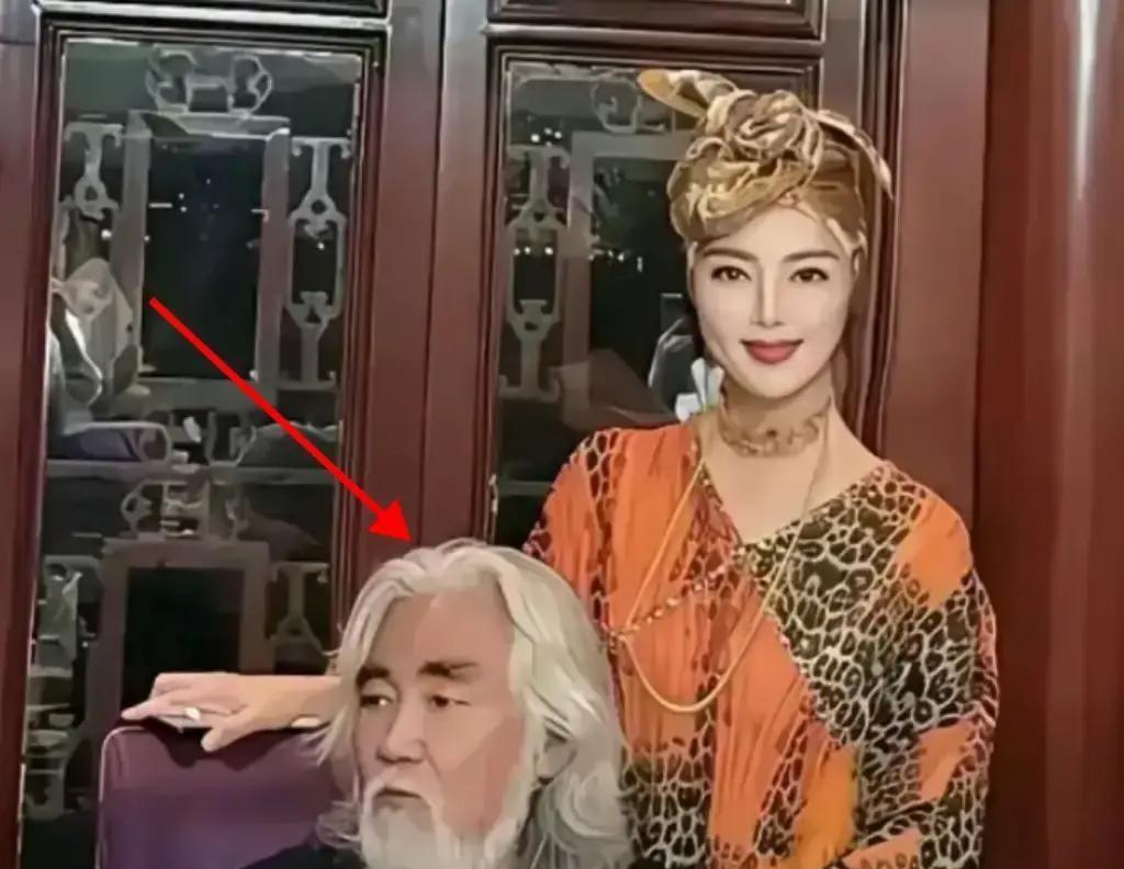 她姐吐瓜子壳时的一句话，让全网看清了这场婚姻的真相。不是玩笑，是公开处刑。饭