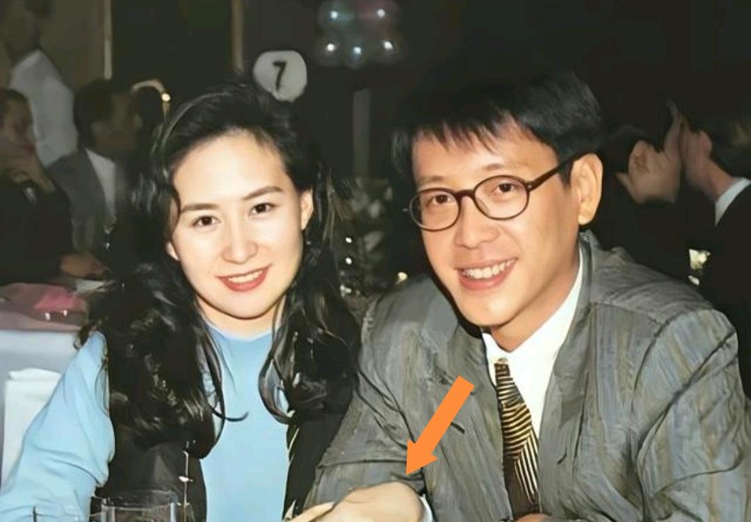 何超琼与许晋亨的婚姻之初，想必盛满了浓情蜜意。那些年的同框画面里，二人的亲昵从无