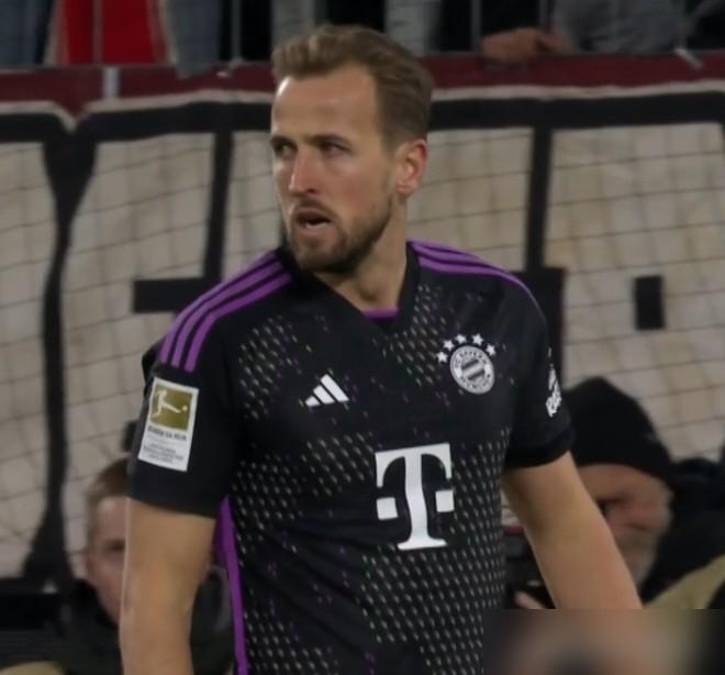 2500万欧元的工资单甩在桌上，拜仁更衣室彻底炸了。凯恩拿着刷新德甲纪录的天价支