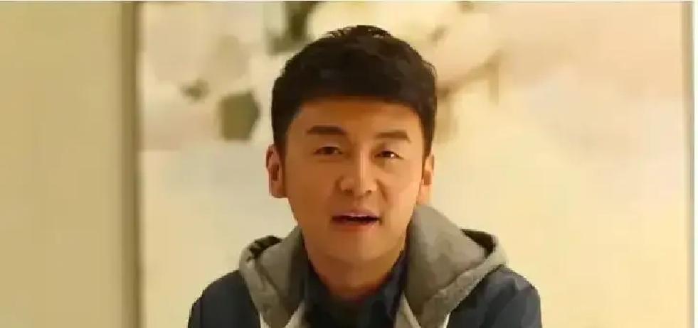 雷佳音和郭京飞在三亚包厢被拍到同吃一锅菜，互相夹菜还学对方经典角色，画面跟大学宿