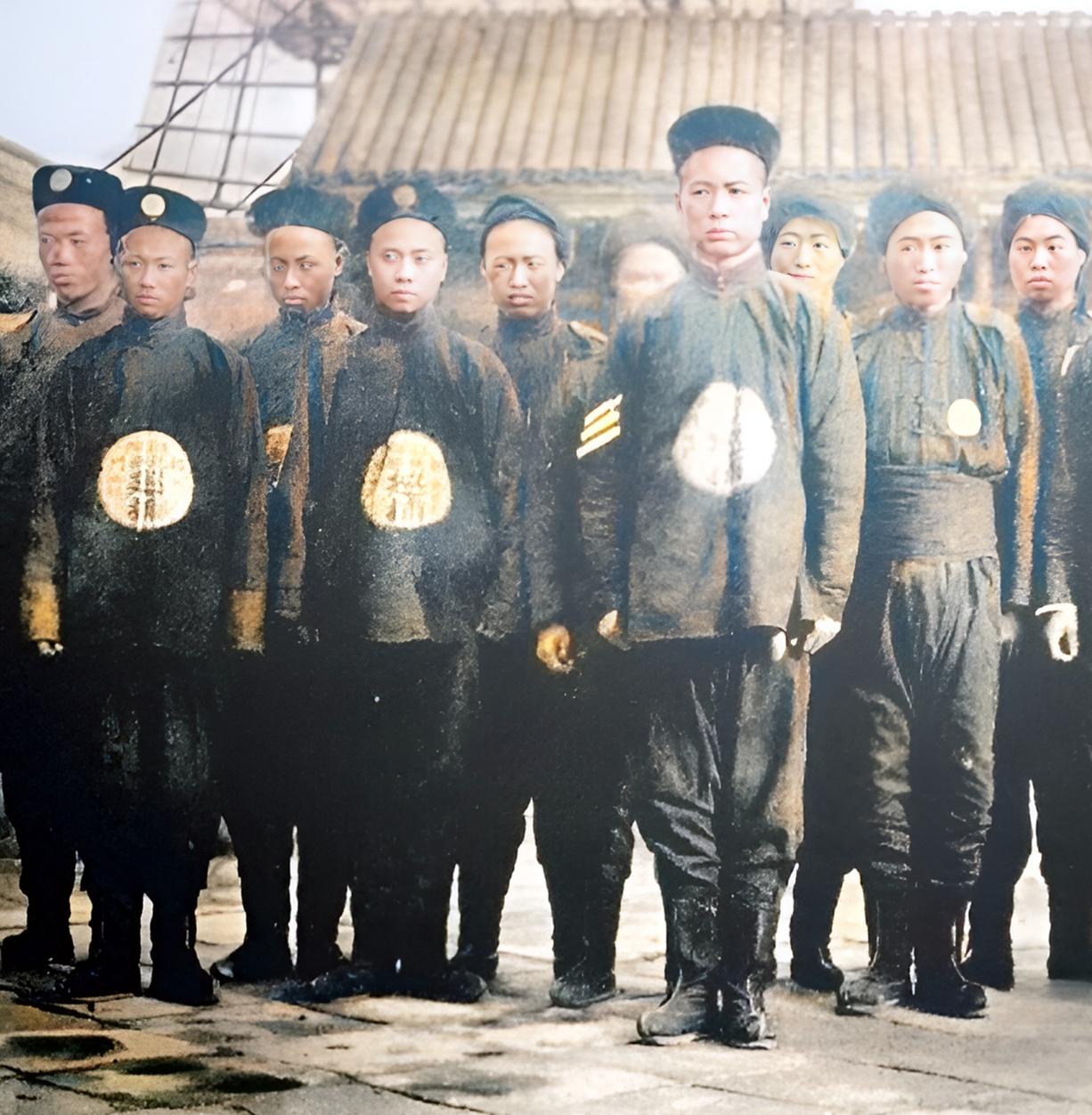 清末天津督统衙门巡捕，中国最早的警察。1900年，天津街头出现了一群奇怪的人
