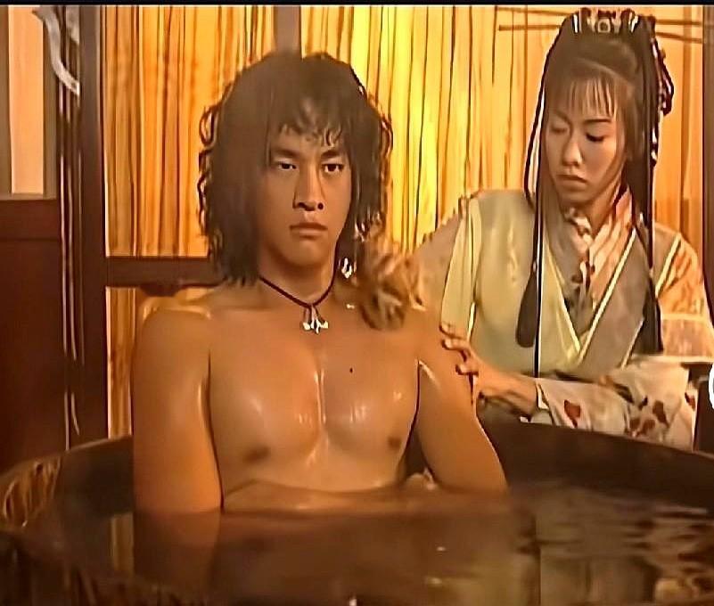 我天！孔慈给步惊云擦身，用的竟然是丝瓜瓢？！重刷2002版《风云》，就是何润