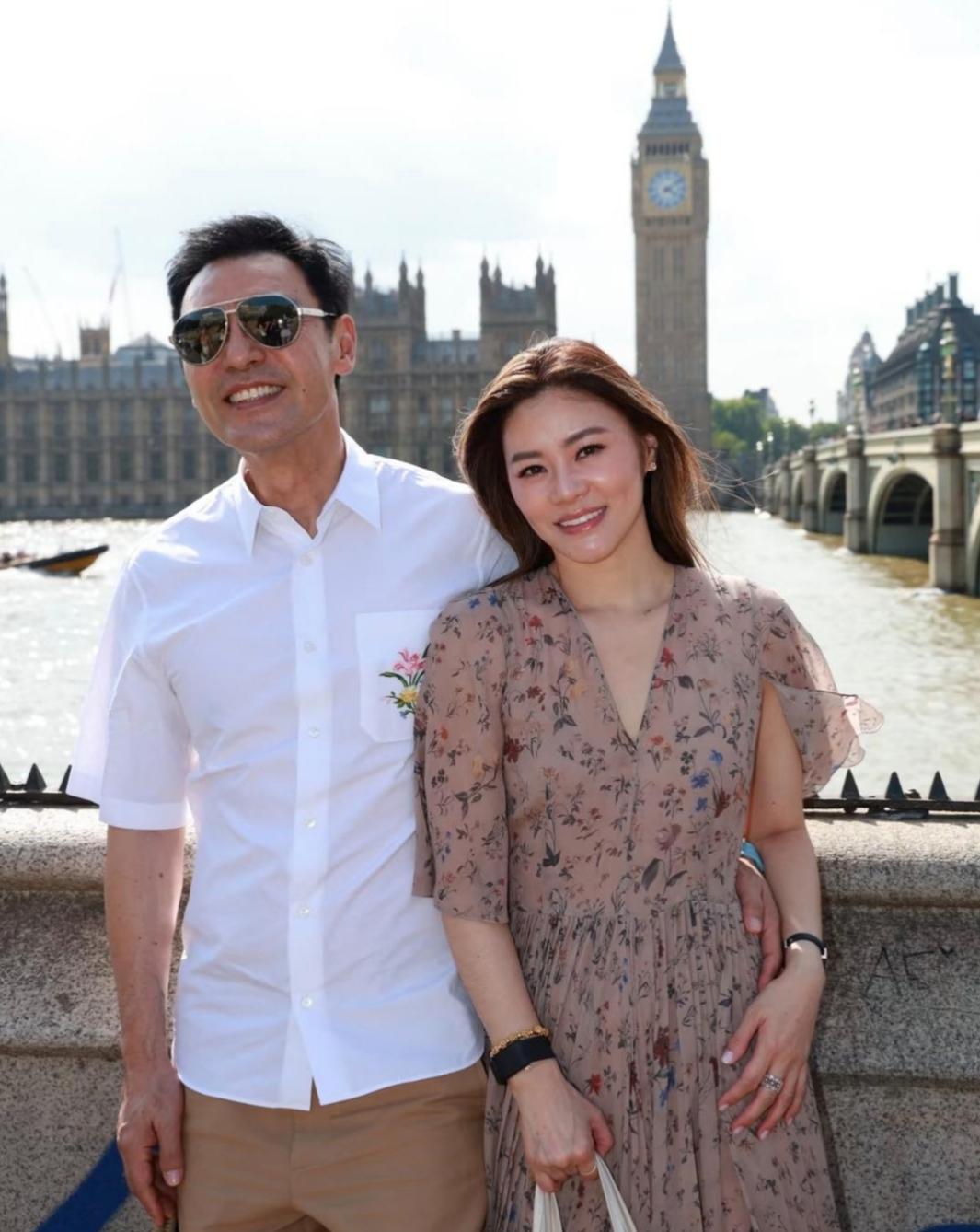 73岁的老父亲钟镇涛与娇妻范姜飞赴伦敦，眼含热泪看女儿钟懿补上迟到的毕业礼，全