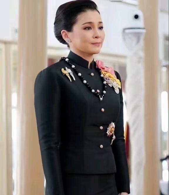 诗丽吉太后的葬礼上,黑衣一穿,高下立判。苏提达垂着眼,腰板挺得像棵老榕树,不争