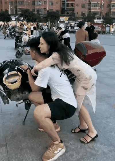 恩爱夫妻的一举一动都这么和谐，令人羡慕！