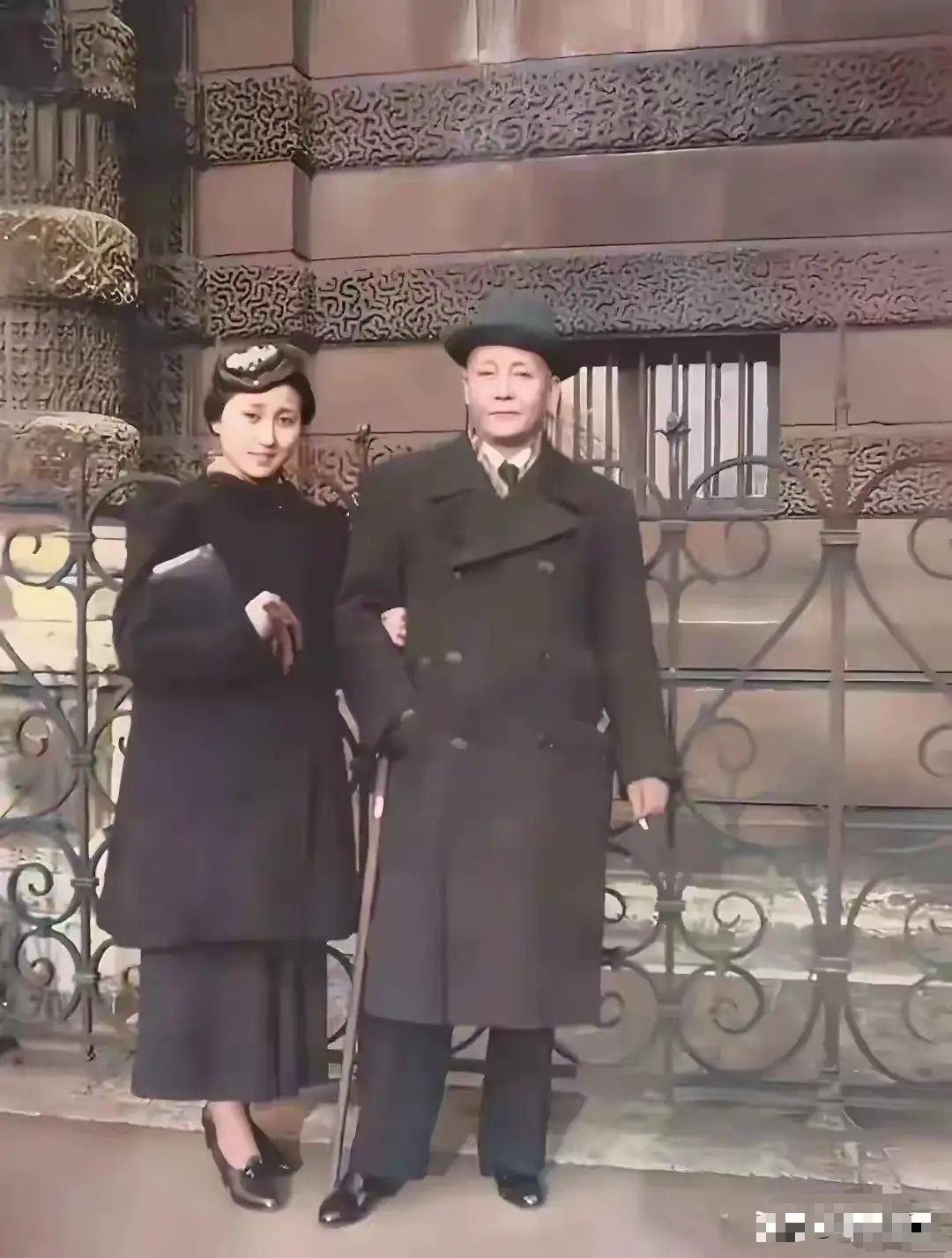 1936年，17岁的蒋英和父亲蒋百里在巴黎卢浮宫前的合影，留学声乐