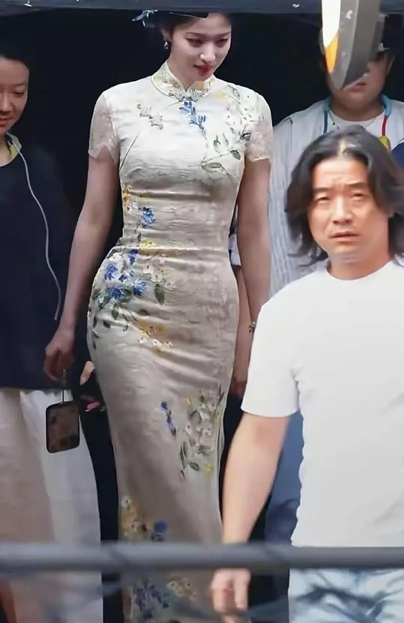 王楚然旗袍，明明那么瘦的身材，硬是穿出120斤的感觉​​​