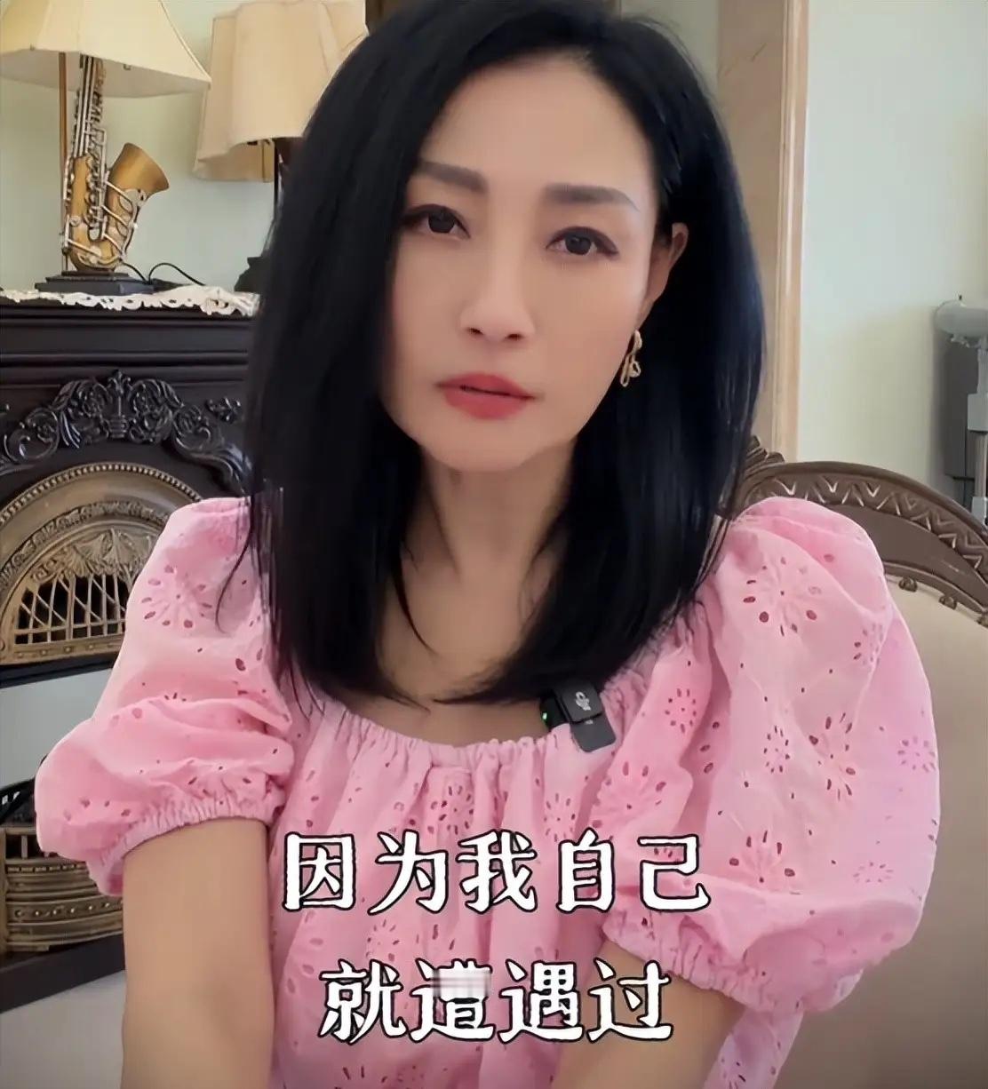 💥陪玩陪睡已过时！继“手伸进裤子”后，61岁女星再曝猛料！都说娱乐圈“陪玩陪睡
