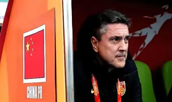 刷到中国U23主帅安东尼奥的履历，我直接笑称他是足坛“务实派狠人”！这位西班牙老