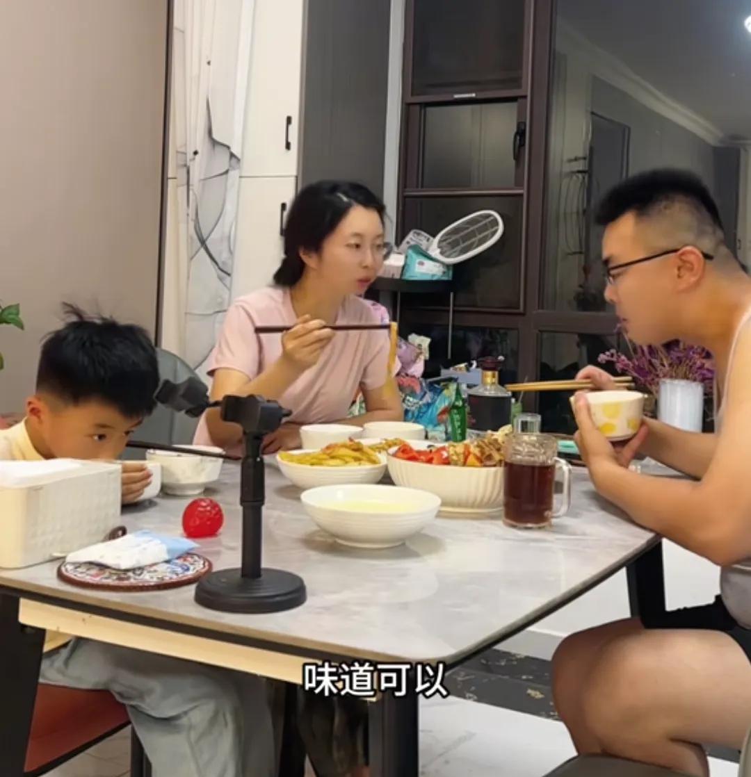 田静今天打扮的越来越朴实了！一家几口吃个饭，还要拍视频，田静今天发了好几张郭