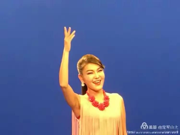 我女神在发光呀