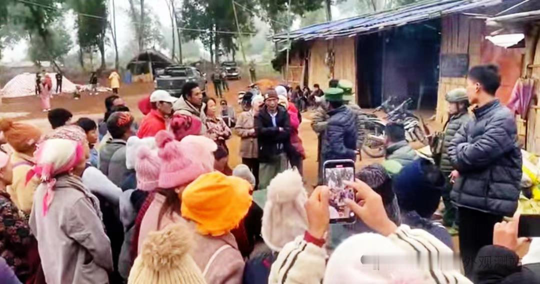 果敢同盟军与克钦族村民因土地发生纠纷。果敢同盟军部队在南翁村区域，部署警戒人