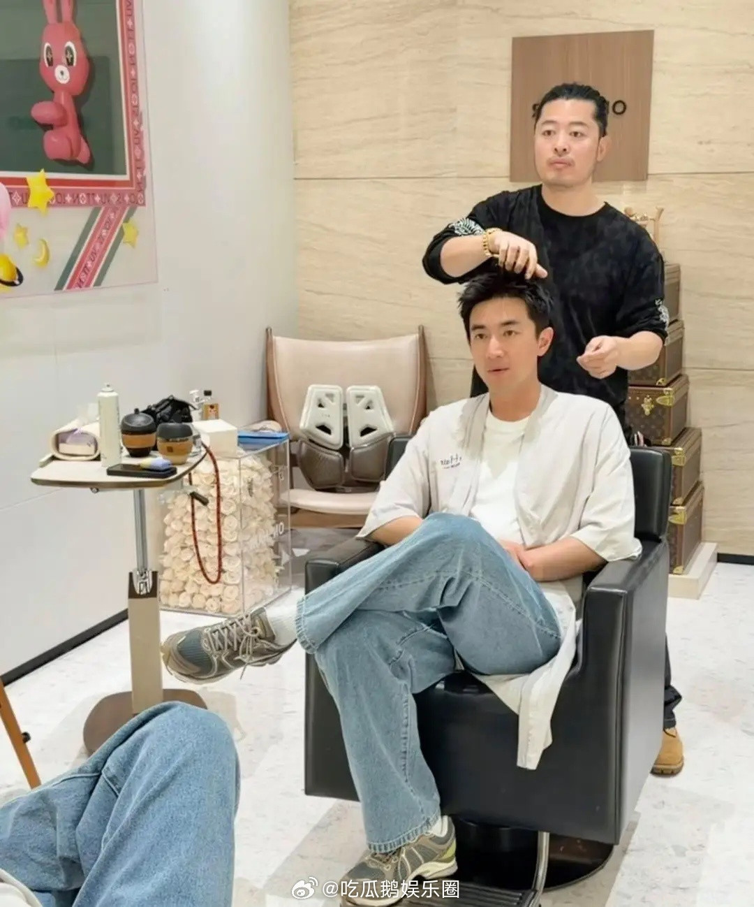 38岁林更新在广州一家理发店剪头发，他打扮休闲，他身穿白色T恤配牛仔裤，很有少年