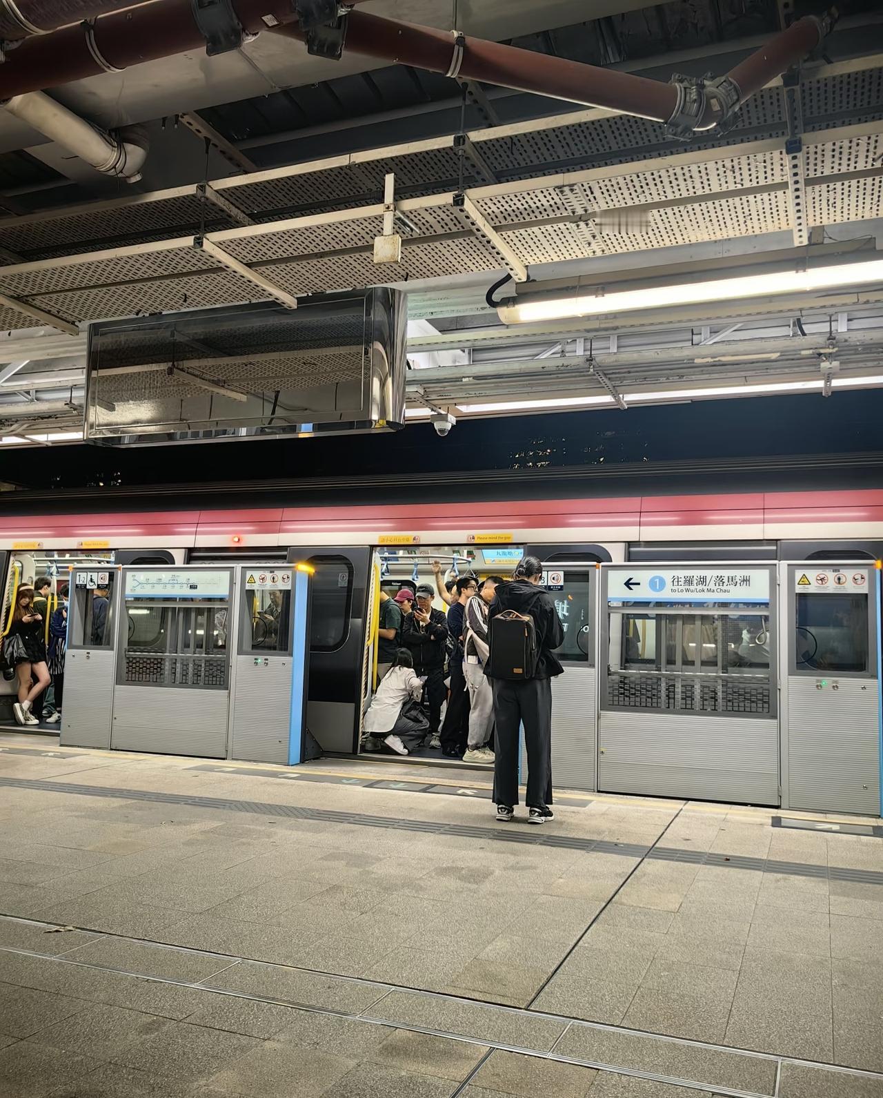 这是香港啊！你好勇敢啊在等车，门一开！哦豁！直接蹲在门口！！！