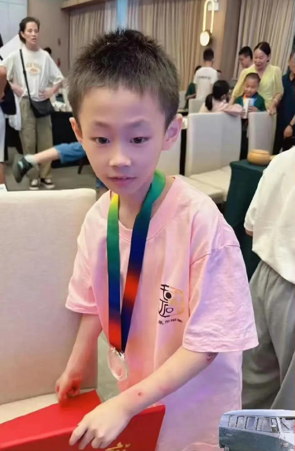 9岁围棋少年悲剧的两点原因一是家长错乱的三观。有些家长自己人生失败对下一代就
