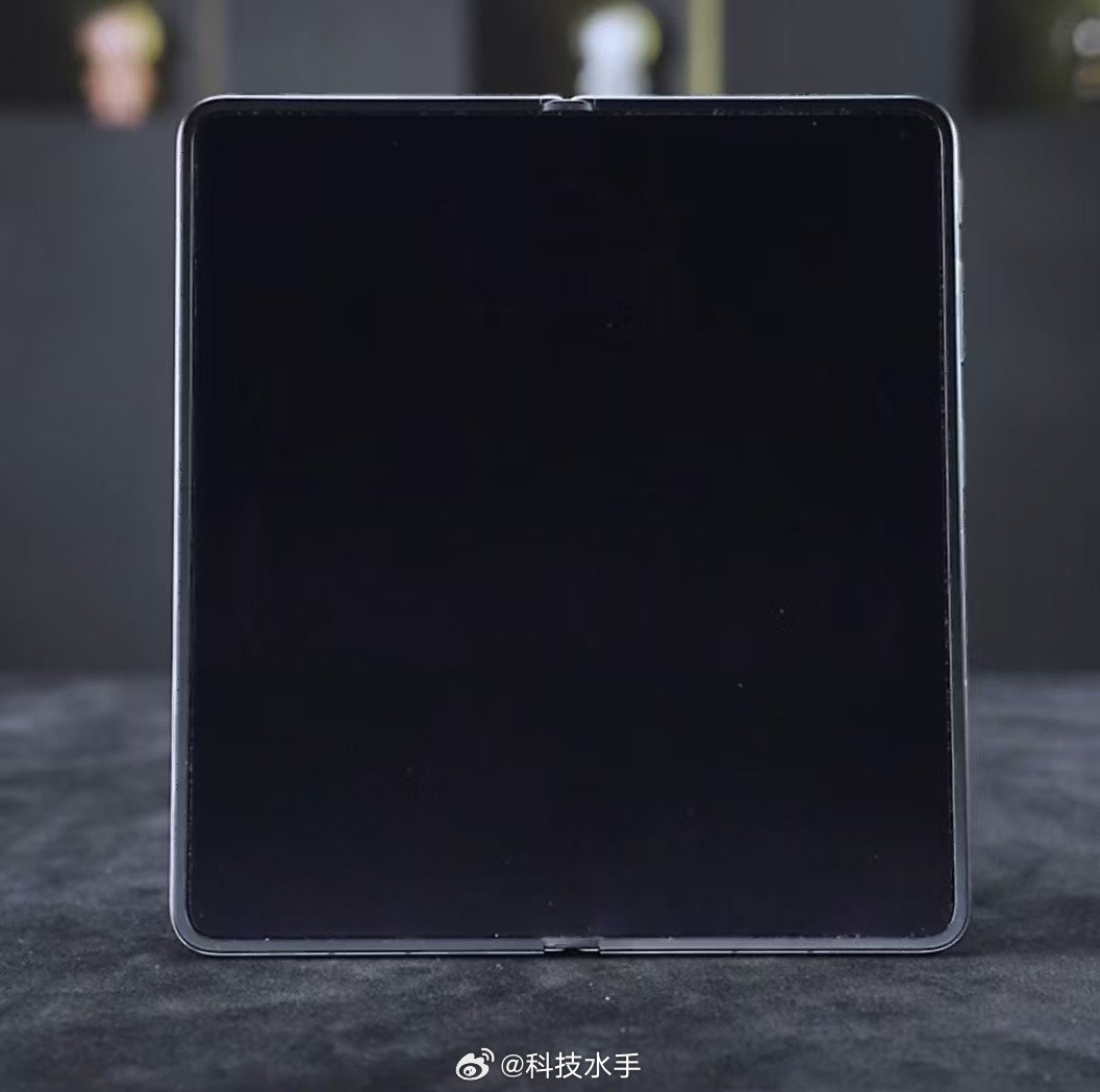 从视频里看，FindN6的屏幕展开后，连水在上面流都几乎看不出折痕的痕迹，这说