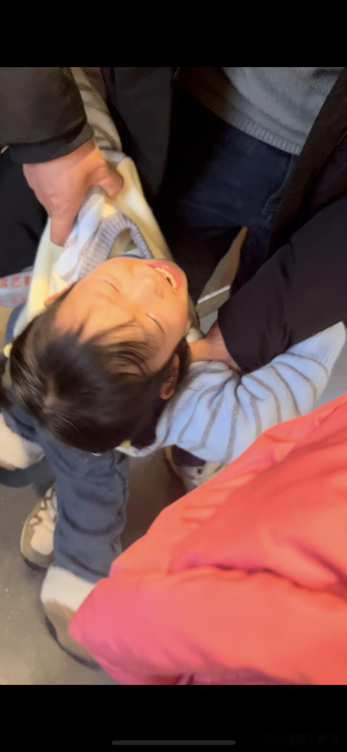 快三岁的小孩每天有一半时间都在哭她的哭闹从一早睁开眼就开始，让洗漱一下，哭，穿