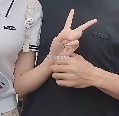 一高女生高考刚结束，家人送花拍视频留念，网友发现她手上疑似写着答案