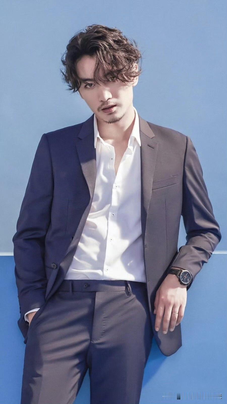 陈晓懒得再装了，他的性格从来就不是社交场上的那一派，看剧组里的零互动就明白了，