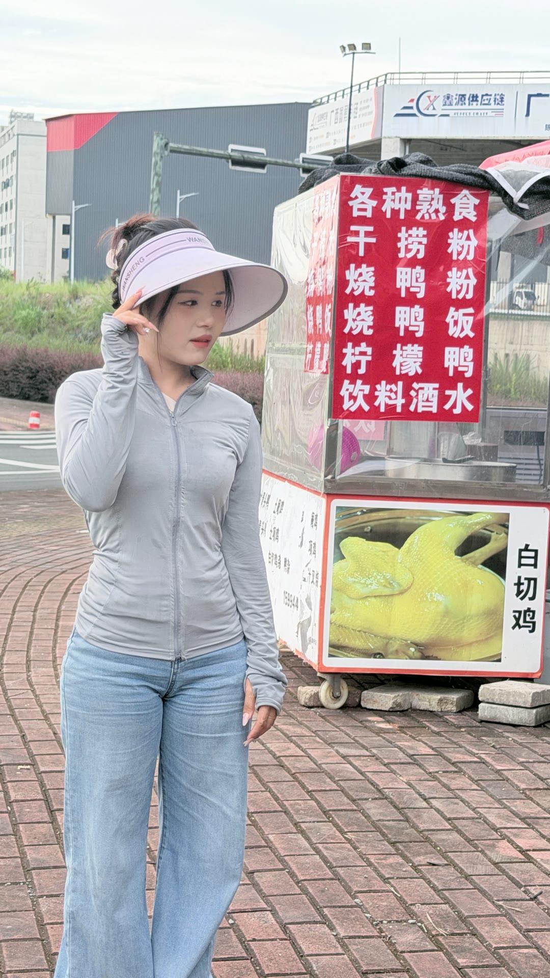 牛仔裤和紧身裤哪种更有魅力?