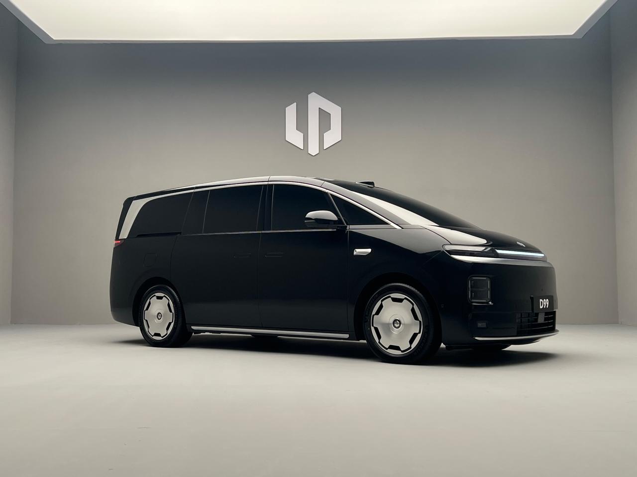 零跑第一款MPV，零跑D99今天解密了，说两句：1、直接干个大的：车长5米2