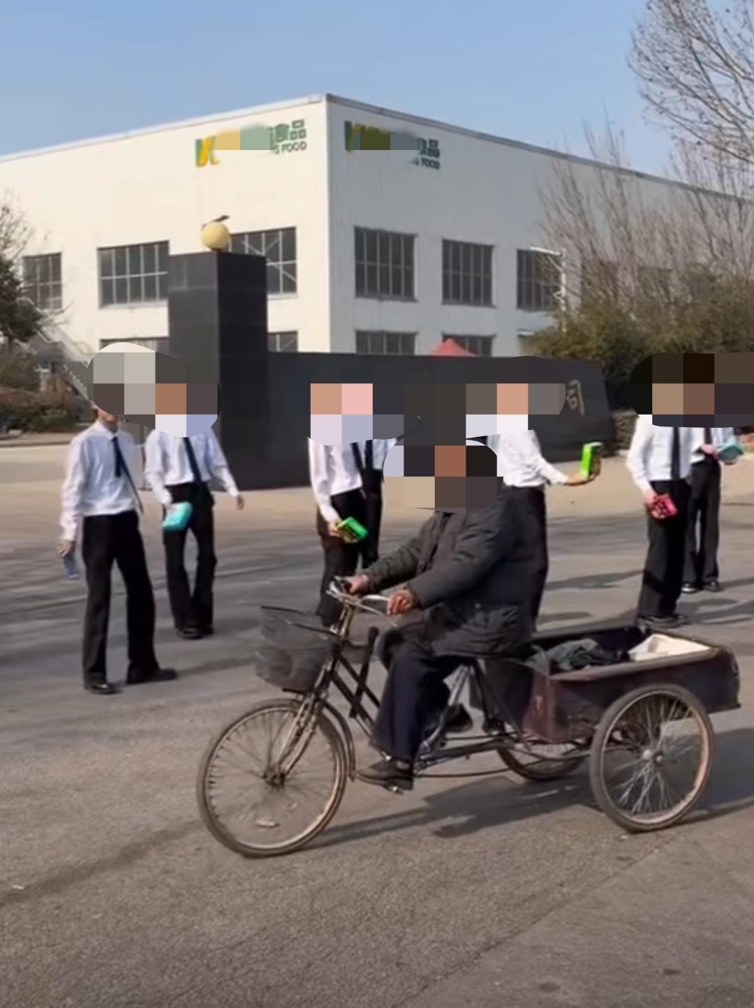 笑不活了！济宁某企业特意请男团到工厂门口拍舞蹈做宣传视频，一群小伙穿着统一服装