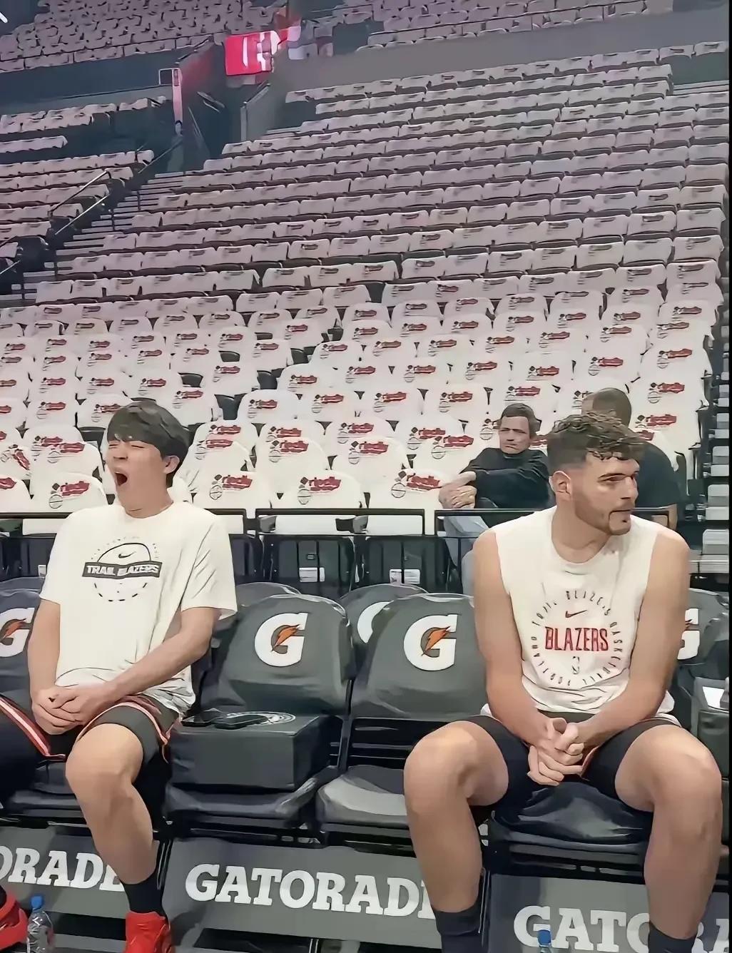 还是网友会抓拍啊，杨瀚森和克林很鲜明对比！杨瀚森目前被下放至发展联盟训练，开拓