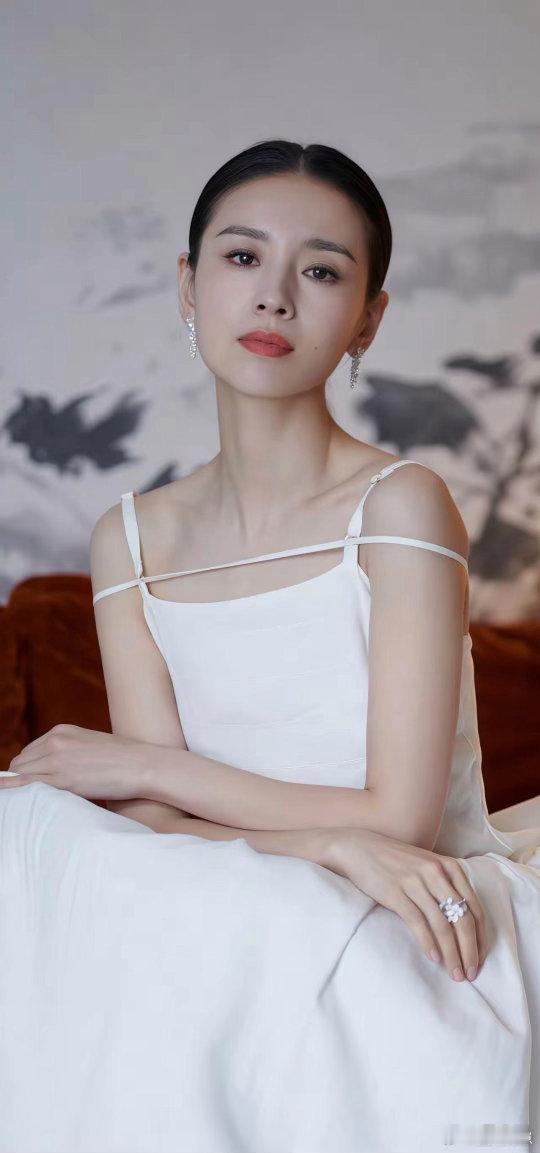 董洁自带清冷又温柔的独特气质，真的很难让人不心动！