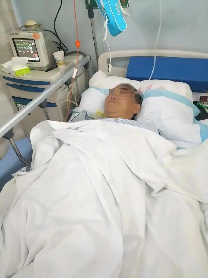 江苏南通，一男子刚出生30天，父亲就抛妻弃子走了，父亲回家跟母亲离婚，他才见父亲