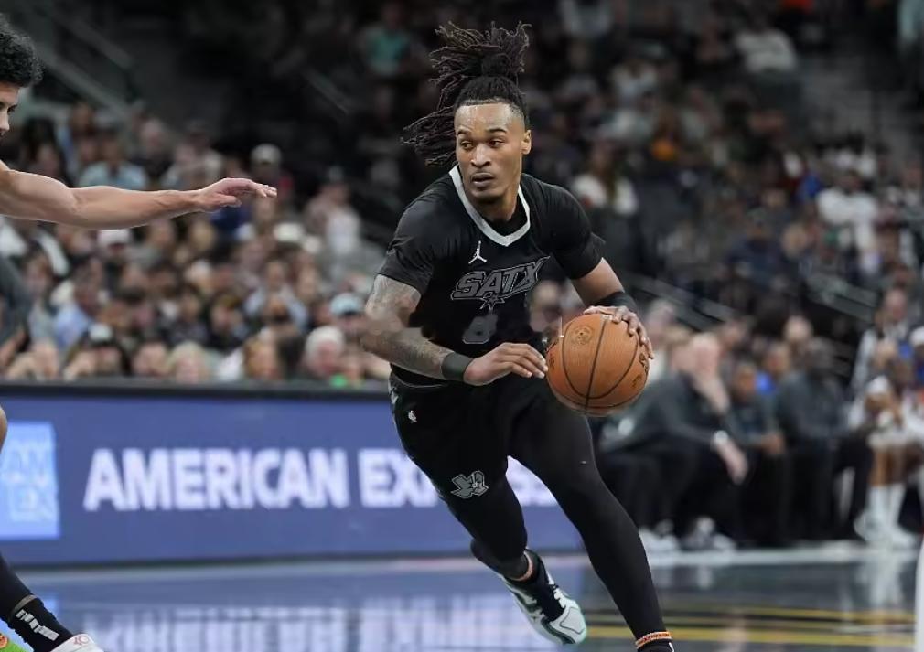 马刺队客场以132-104战胜国王。本场比赛马刺队球员卡斯尔登场22分钟，虽然7