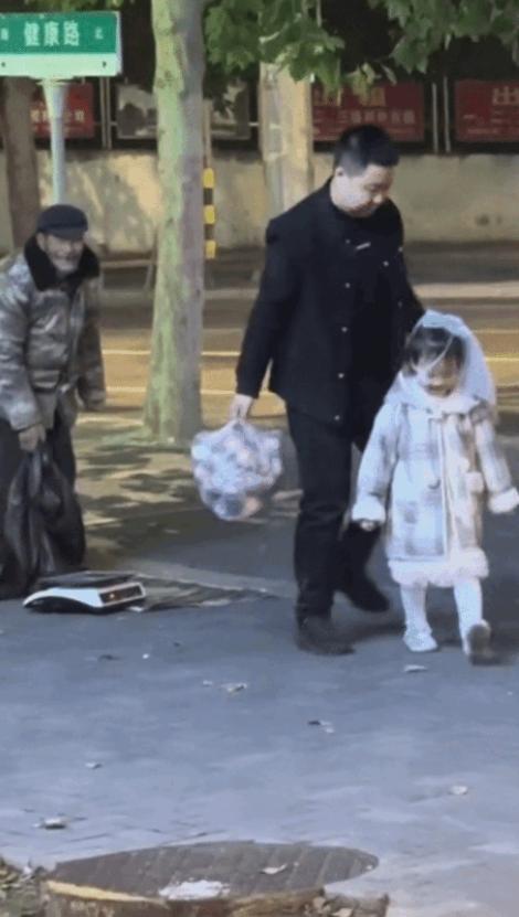 太暖心了!10月27日,山东淄博一家人深夜回家,在路边发现一个卖苹果的老人,孩子