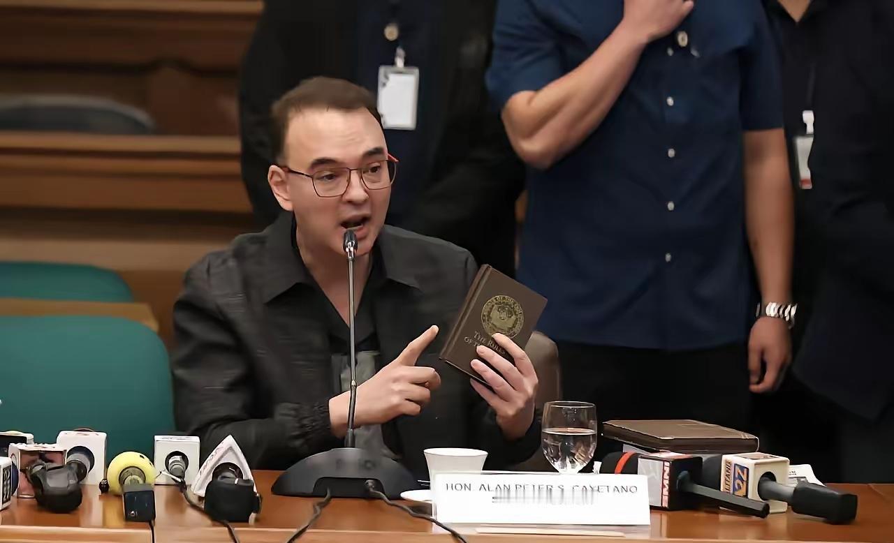 ​菲律宾前议院前议长卡耶塔诺，这时无情地被剥夺了参议长的职位，对他来说是非常地无