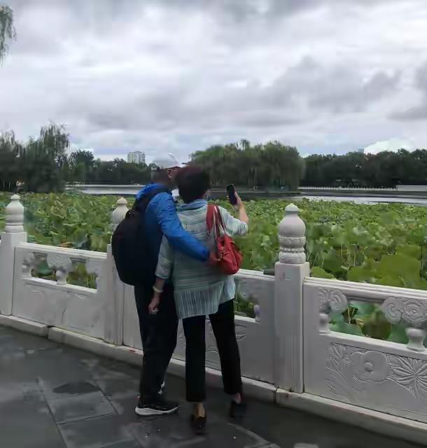 去了趟乌镇，回来就后悔了——后悔没早点带老伴去。那天早上七点，西栅还没什么人