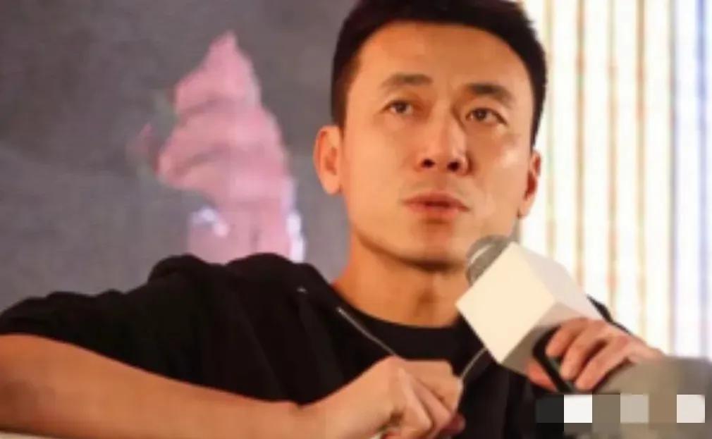 2008年，土豆网老板王微事业站稳脚跟后，婚内出轨芭蕾舞者谭元元，回家逼老婆杨蕾