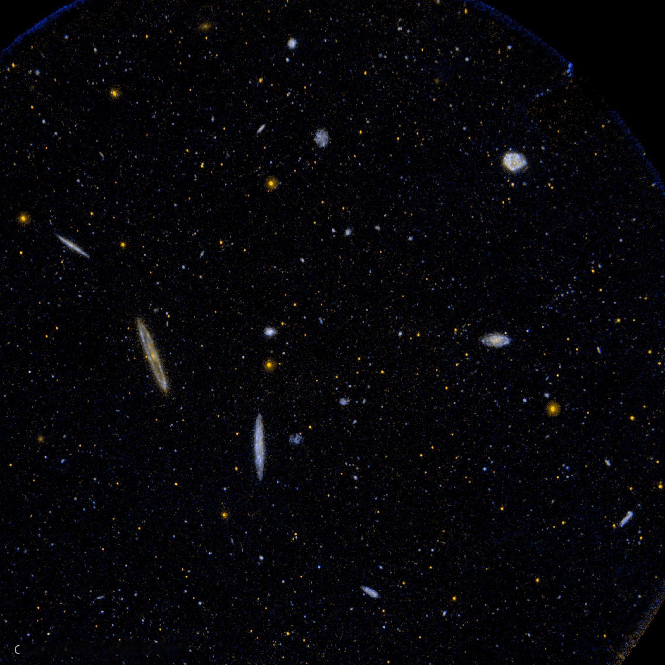 这些都是星系。星系中有数千亿颗恒星和数十亿甚至数万亿颗行星，而这只是天空的一小部